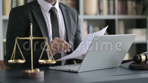 法庭室内用笔记本电脑拍摄律师手工笔记视频的预览图
