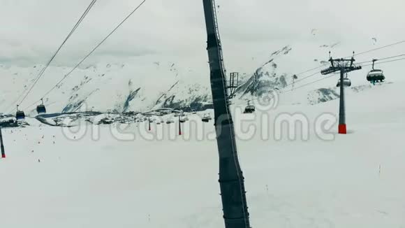 缆车正沿着山峰移动在山上滑雪视频的预览图