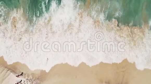 空中无人机射击巨大的海洋海滩海浪视频的预览图