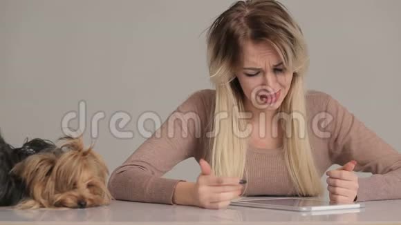 有狗的女人承受压力视频的预览图