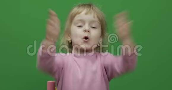 快乐的三岁孩子可爱的女孩微笑着给予飞翔的吻色度键视频的预览图