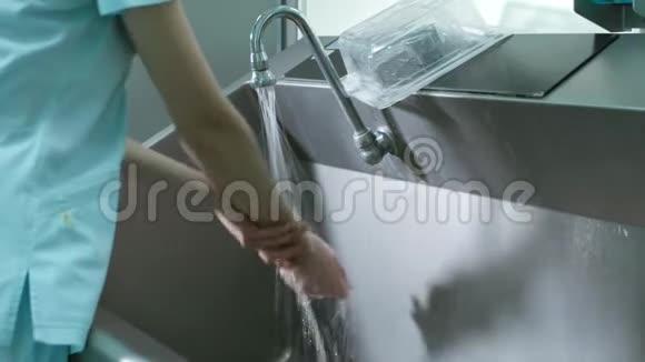 外科医生在手术前用浴盆洗手视频的预览图