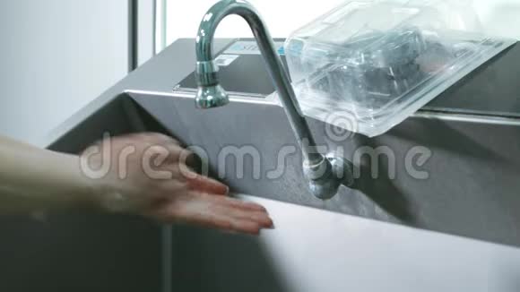 外科医生在手术前用浴盆洗手视频的预览图