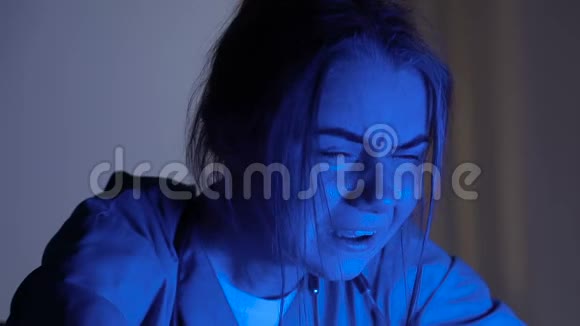 女护士在病人死亡后情绪低落晚上在医院里痛哭视频的预览图