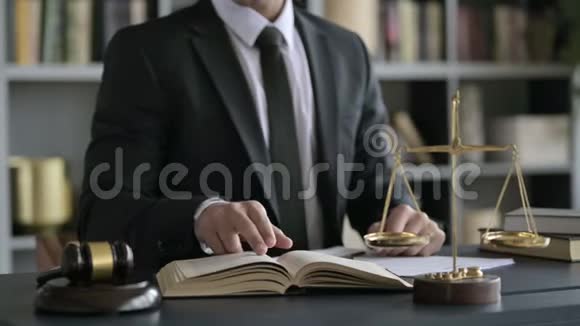 在法庭桌上合上律师手读书的照片视频的预览图