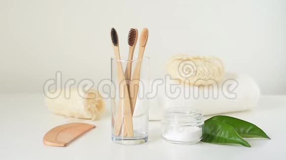 女人手拿竹木牙刷从浴室的玻璃零浪费和卫生概念视频的预览图