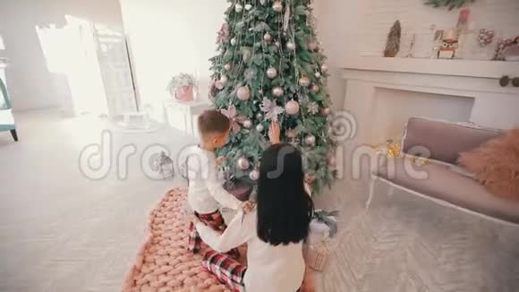 母亲和儿子装饰圣诞树视频的预览图