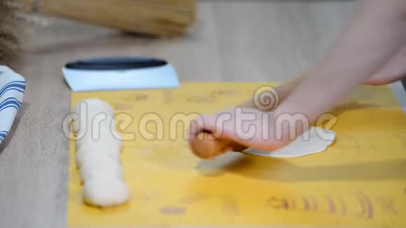 女人把面团放在木切割板上一步的自制玉米饼配方视频的预览图