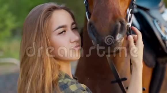 一个漂亮的女孩站在马旁边视频的预览图