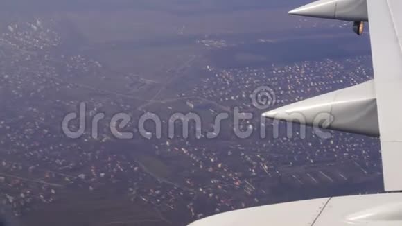 乘飞机飞越城市从窗口观看视频的预览图