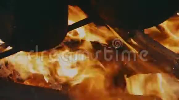 火被点燃了视频的预览图