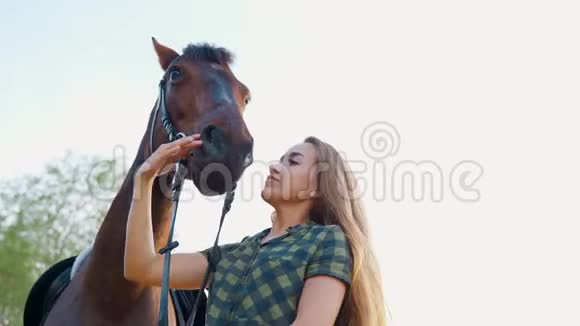 长发女孩抚摸他的马河边有匹马的漂亮女孩视频的预览图