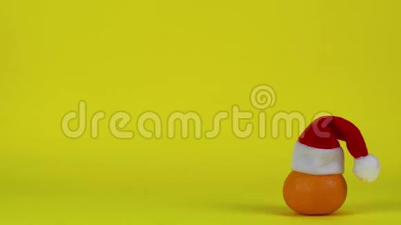 一队身穿圣诞老人红帽子的小柑桔在后台移动停止运动新的一年或视频的预览图