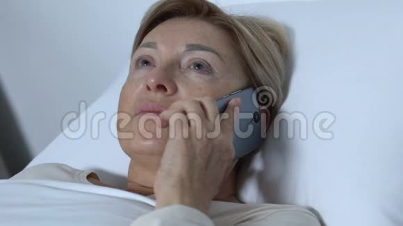 粗鲁的护士拿着老年女性病人的电话不尊重病人视频的预览图