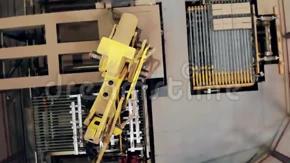 一台机器在工厂工作把箱子放在一条线上视频的预览图