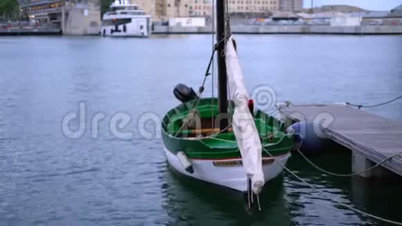 船坞上的木帆船与倒影紧密相连视频的预览图