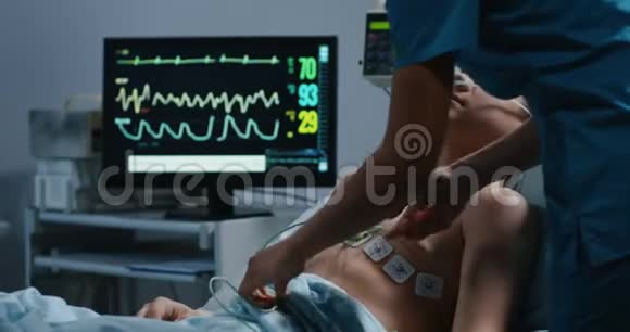 医生给病人放置电缆检查心率视频的预览图