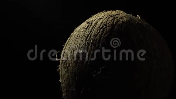 黑色空间的椰子视频的预览图