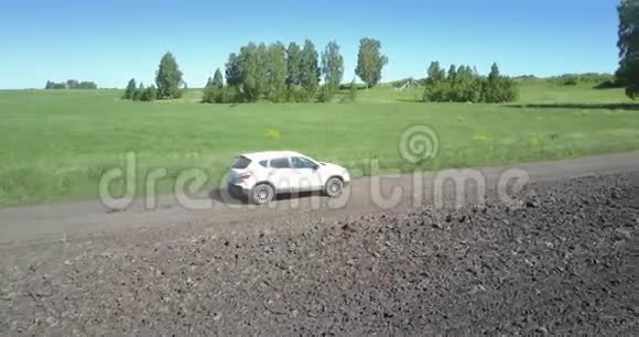 汽车在绿野和耕地之间行驶视频的预览图
