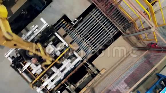 大机器在工厂输送机上移动黄砖视频的预览图