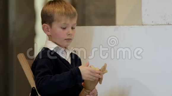 小男孩玩木人手视频的预览图