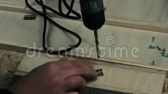 一个人用电钻打洞视频的预览图