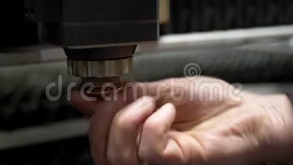 工程师手调节数控激光切割机切割金属视频的预览图