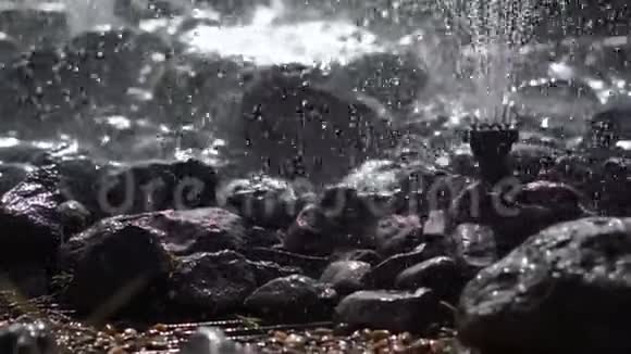 水从石头制成的特殊系统中飞出来视频的预览图