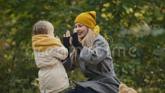 妈妈和她的女儿在一个秋天的公园里玩妈妈和孩子玩得很开心玩得很开心视频的预览图