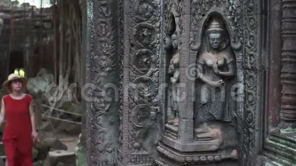 塔普罗姆寺壁和妇女的惊人雕刻的滑动视图视频的预览图