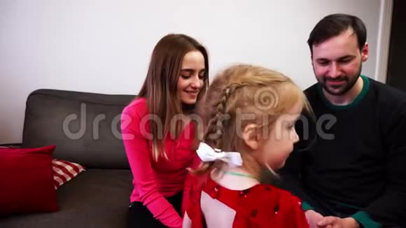 一个小女孩在父母面前戴着虚拟现实头盔视频的预览图
