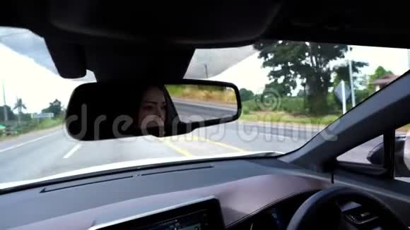 女驾驶汽车后视镜视频的预览图