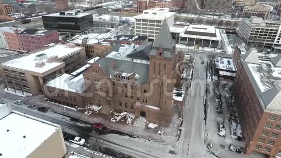 鸟瞰美国冬天雪教堂视频的预览图