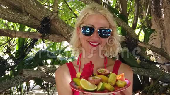 带热带水果的女人视频的预览图