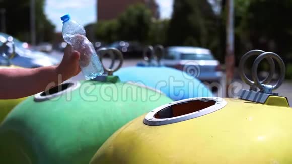 人手扔塑料空瓶放入回收站视频的预览图