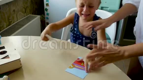 自闭症儿童连接图片视频的预览图