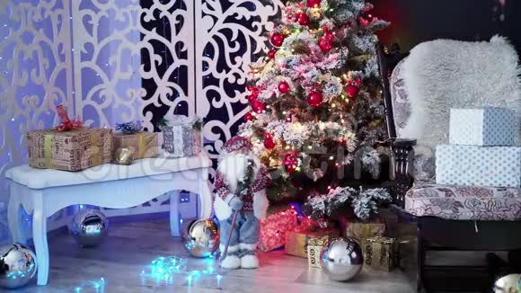 新年节日装饰中房间的一部分视频的预览图