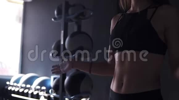 女人在健身房用粉笔粉擦手特写镜头剪裁镜头视频的预览图