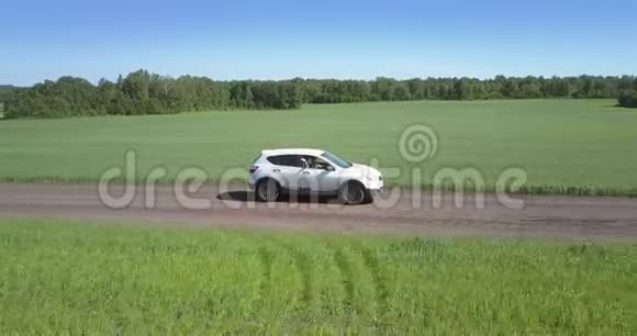 坐着一辆白色的大轿车在路上的女士海浪视频的预览图