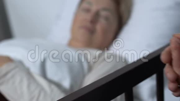志愿者用手捧着玩具心脏生病的女性病人睡在后台视频的预览图