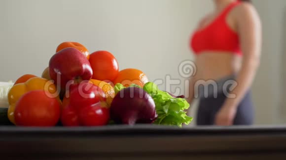 妇女在水果和蔬菜附近的腰围视频的预览图