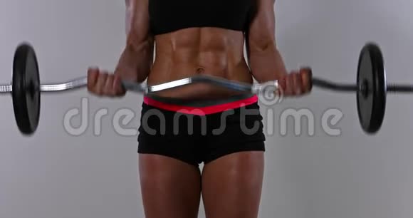 肌肉发达的女人有弯曲的杠铃视频的预览图