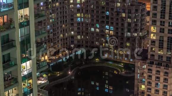 阿拉伯联合酋长国迪拜绿色街区的人工湖和住宅视频的预览图
