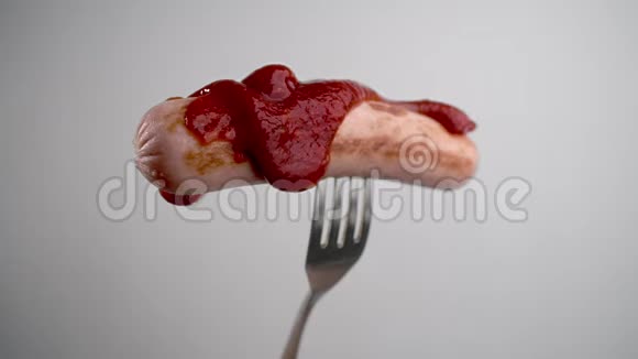 番茄热酱从香肠中缓慢滴下番茄番茄酱和肉香肠在叉子上全HD120FPS道具总部视频的预览图