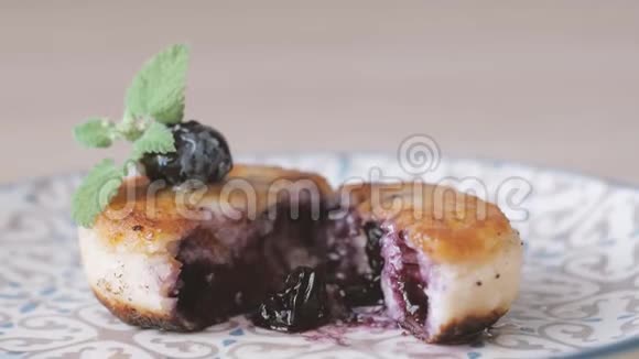 Sirniki传统的俄罗斯薄煎饼由干酪和蓝莓和蜂蜜制成宏观视频的预览图