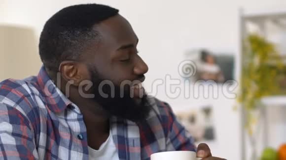 美丽的混血情侣在一起喝咖啡聊天视频的预览图