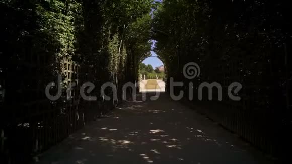 从凡尔赛花园的入口追踪到雕像视频的预览图