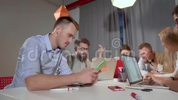 办公室工作人员在商务会议上使用笔记本电脑和平板电脑视频的预览图