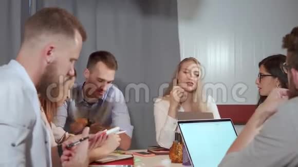 金发女上班族在工作会议上表演视频的预览图