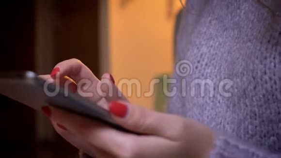通过相机拍摄的特写镜头从女性的手在平板电脑上打字到美丽的女性在一个舒适的笑脸视频的预览图